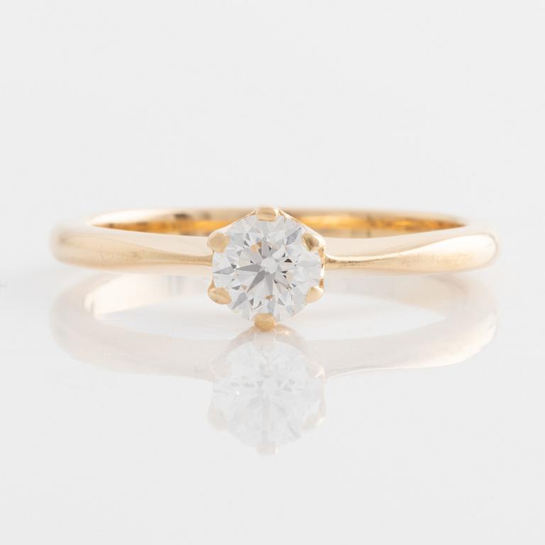 Ring in 18K gold with a round brilliant-cut diamond.