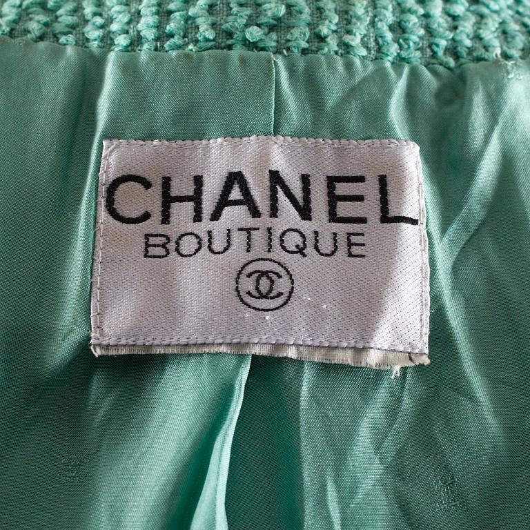 A 21 th cent green bouclé two-pieces costume by Chanel.