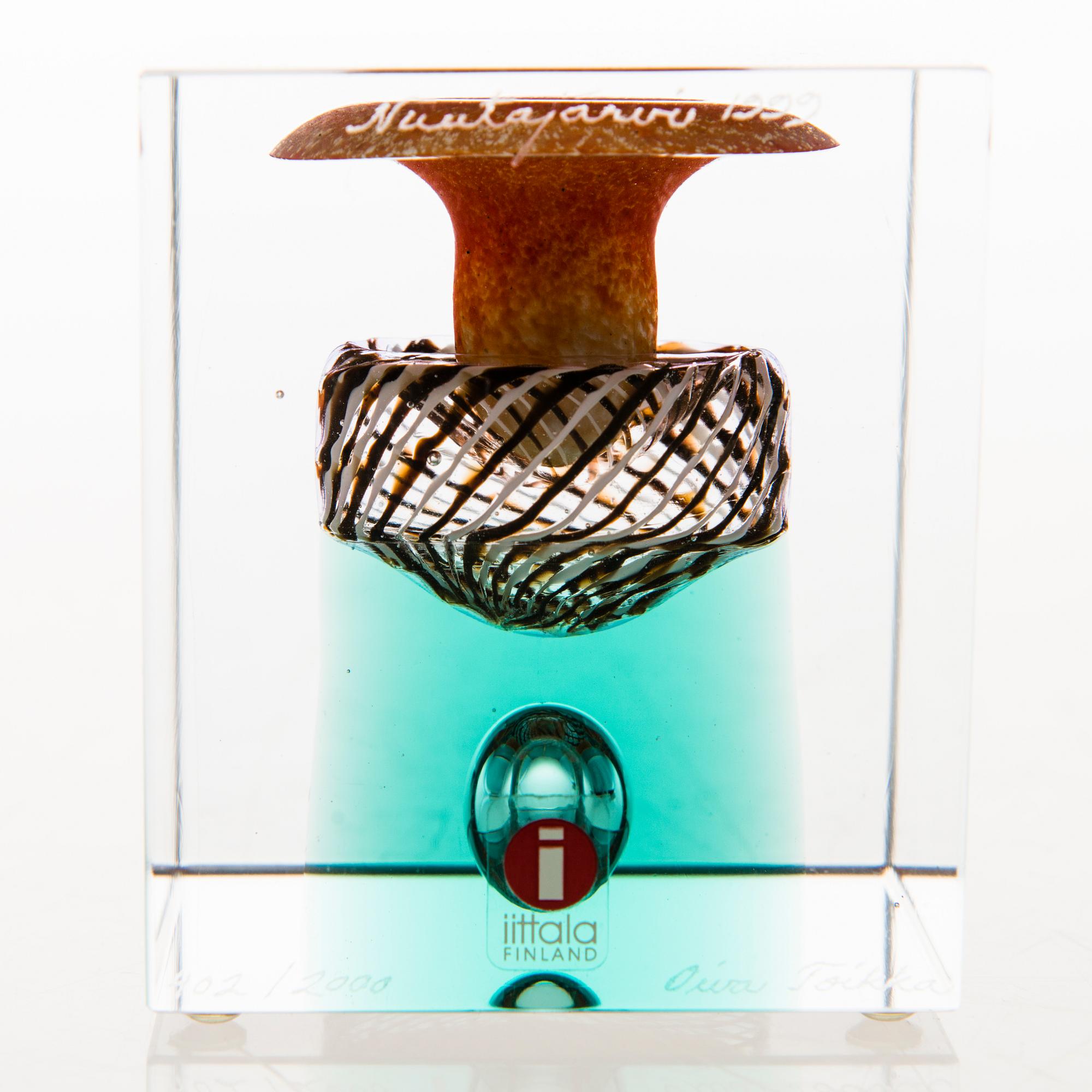 OIVA TOIKKA,  an annual glass cube signed Oiva Toikka, Nuutajärvi 1999, numbered 402/2000.