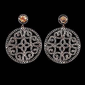 ÖRHÄNGEN, 1 par, svärtat silver och 18 k guld, diamanter tot ca 3.78 ct.