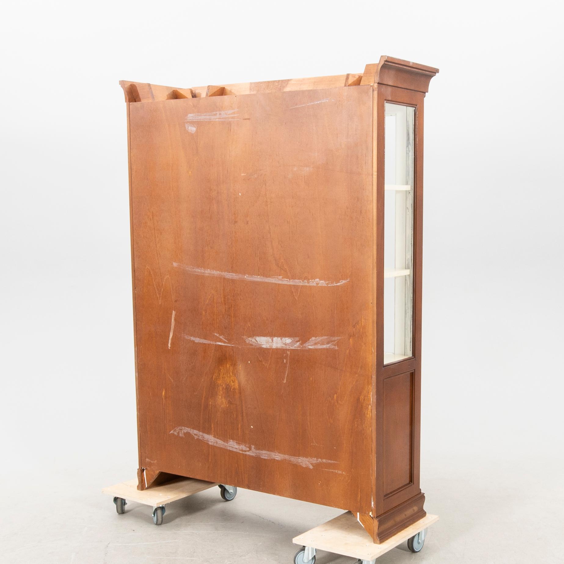 Vitrinskåp 1900-talets andra hälft.