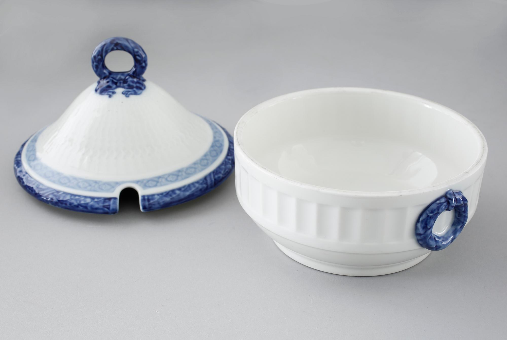 73 porcelian serving pieces, "Blå Vifte", Royal Copenhagen, from the second half of the 20th century.