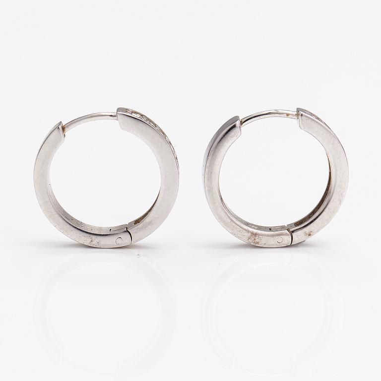 A pair of 14K white gold earrings with diamonds ca. 0.40 ct in total.
