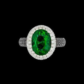 RING, grön fsettslipad turmalin, 3.93 ct, med svarta och vita briljantslipade diamanter, tot. 0.48 resp. 1.12 ct.