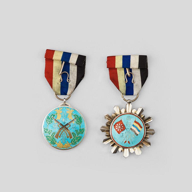 MEDALJER, två stycken, emalj och förgyllt silver m.m. Kina, tidigt 1900-tal.