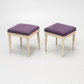 Taburetter, 2st, snarlika, gustavianska, omkring 1800.