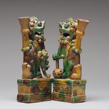 RÖKELSEHÅLLARE, ett par, biskviporslin. Qingdynastin, Kangxi (1662-1722).