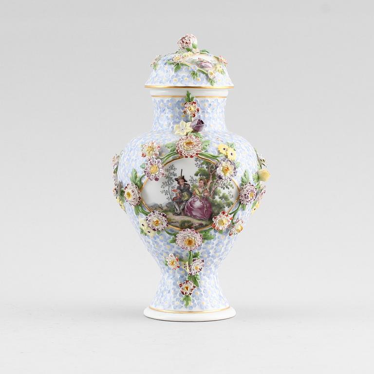 LOCKURNA, porslin, Meissen, 1900-talets mitt.