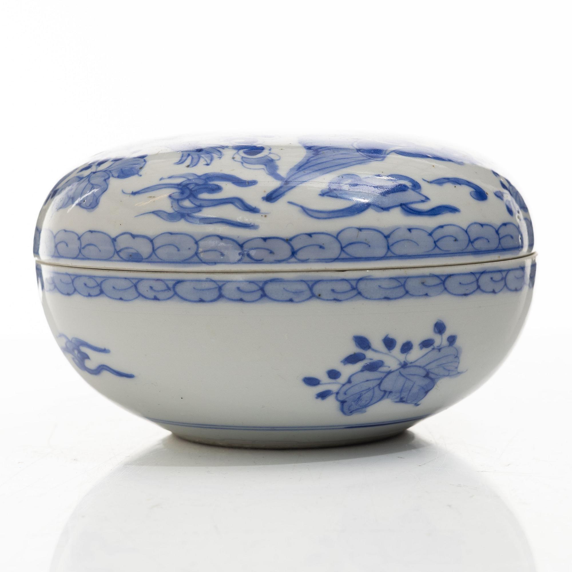 Stekfat, 5 st, kompaniporslin, Qingdynastin, Kina, 1700/1800-tal samt ask med lock och vas, Kina, 1900-tal.