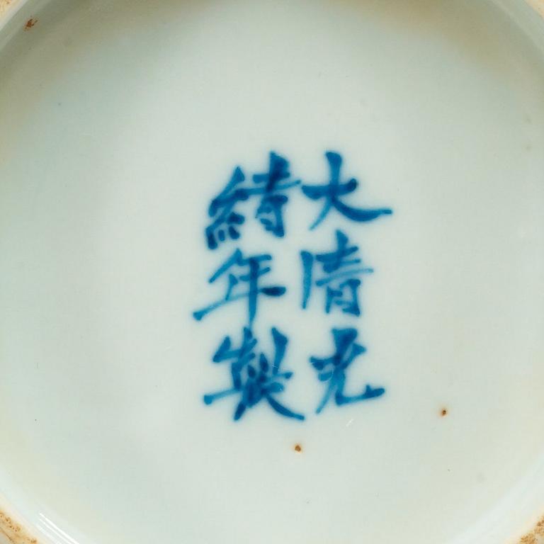 SKÅL, porslin. Qing dynastin, med Guangxus sex karaktärers märke.