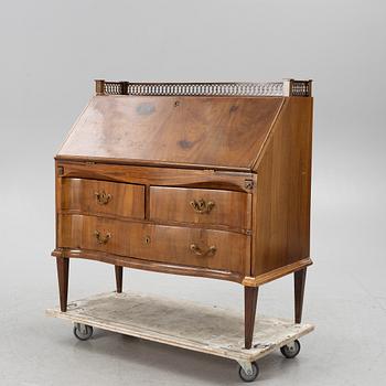 A mahogany secretaire, circa 1800.