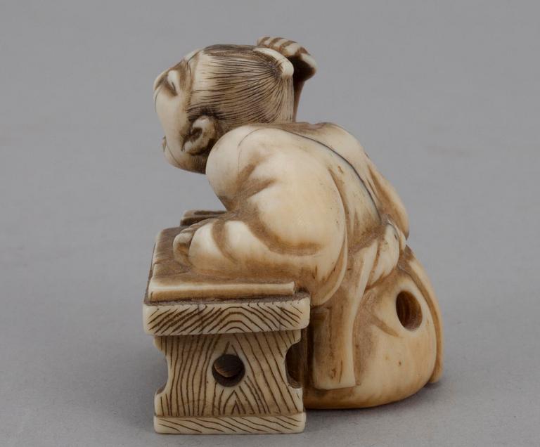 NETSUKE, luuta, Japani 1900-luvun alku.