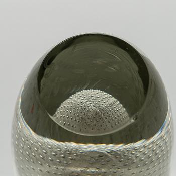 GUNNEL NYMAN, A glass vase signed G. Nyman Nuutajärvi Notsjö. Mid 20th century.