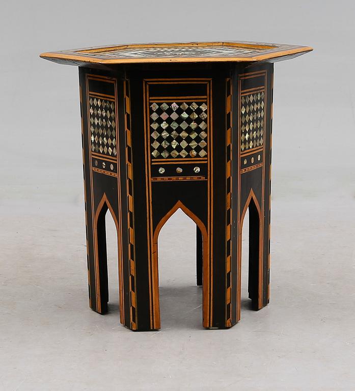 BORD, orientaliskt, 1900-talets mitt.