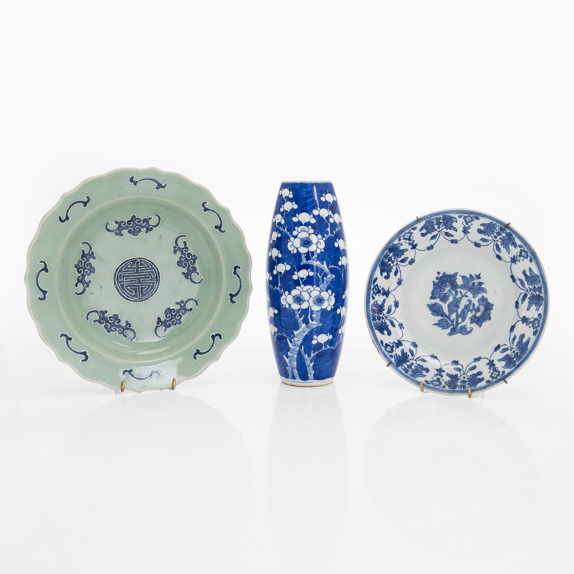 Two blue and white dishes and a vase, China, 18th/20th century.