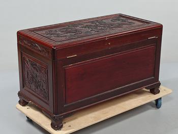 KAMFERKISTA, orientalisk, 1900-tal.
