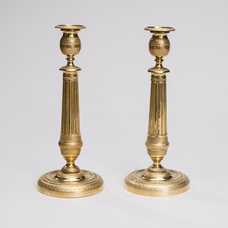 LJUSSTAKAR, ett par, förgylld mässing, empire, 1800-talets början.