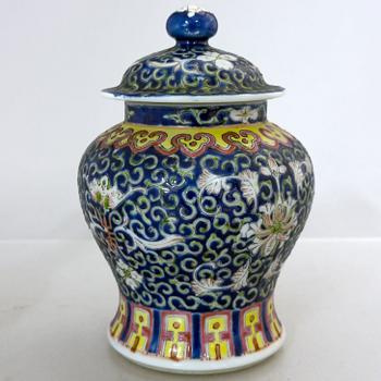 A famille rose vase, Qing dynasty, 19th century, also a jar with cover 20th century.