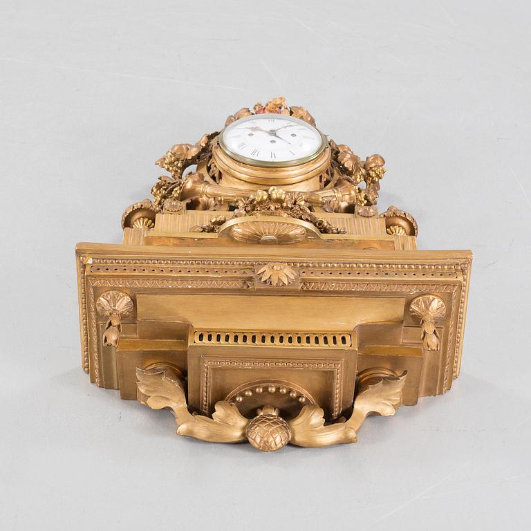 A mantlepiece clock with console from the second half of the 19th century.