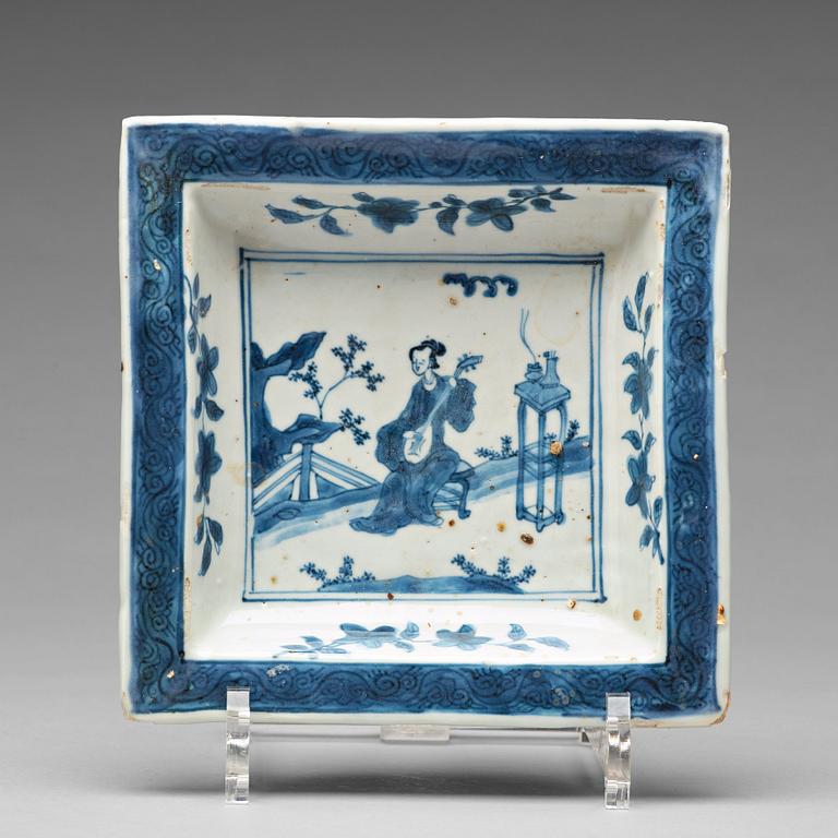 A blue and white Transition dish, 17th Century.