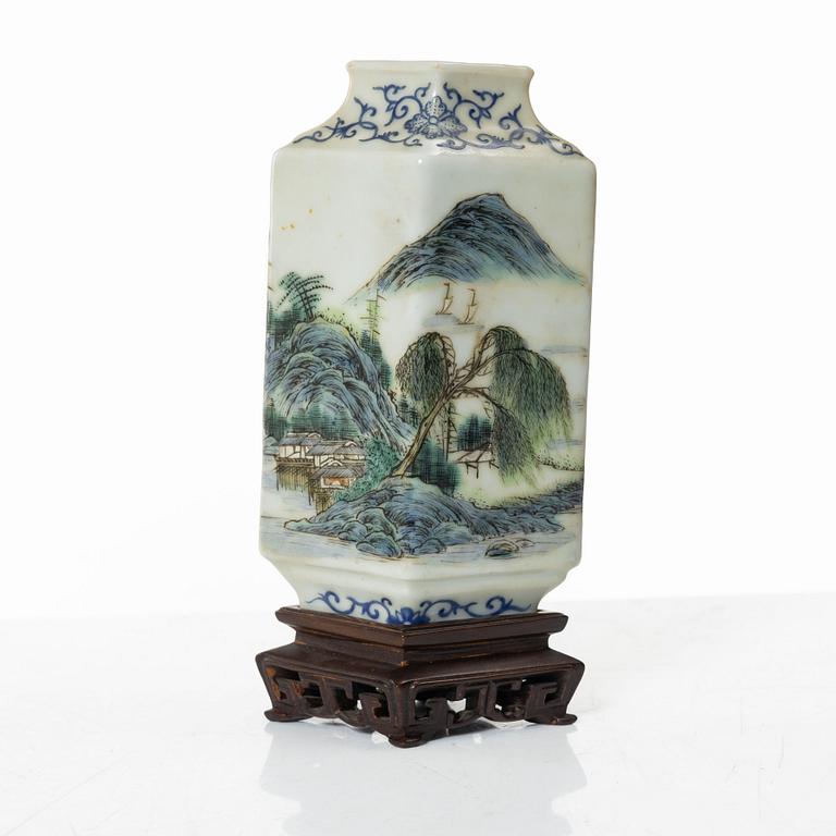 Skål med lock samt vas och skålfat, porslin, Kina, 1900-tal.