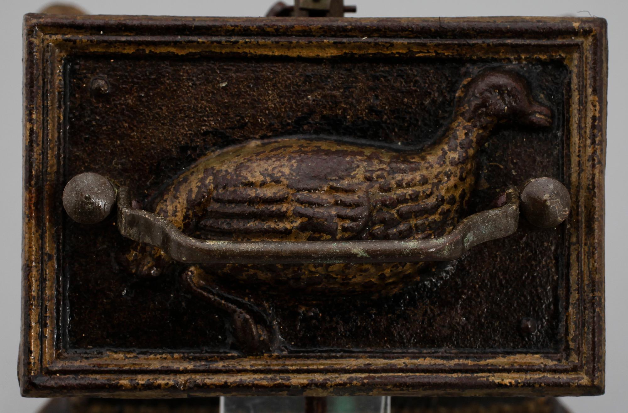 AUTOMATISK GRILLANORDNING, 2 delar, gjutjärn och bemålad plåt, omkring 1900.