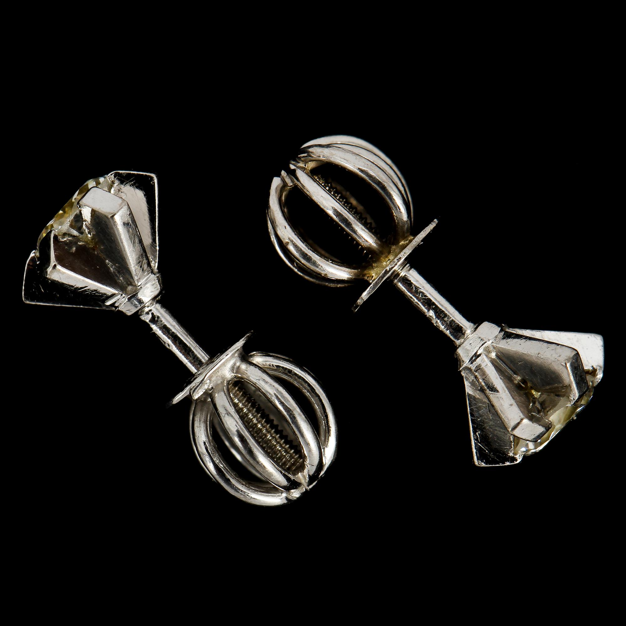 ÖRHÄNGEN, ett par, 18k vitguld med briljantslipade diamanter, ca 0.25 ct vardera. Vikt 2 g.