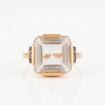 Ring in 18K gold with a quartz crystal and small white stones.