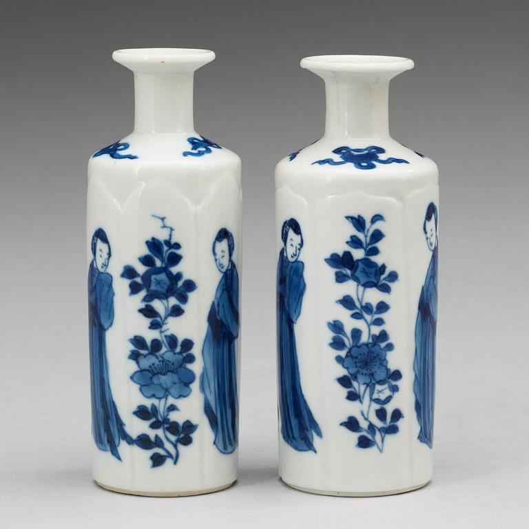 FLASKOR, ett par, porslin. Qing dynastin, 1800-tal.