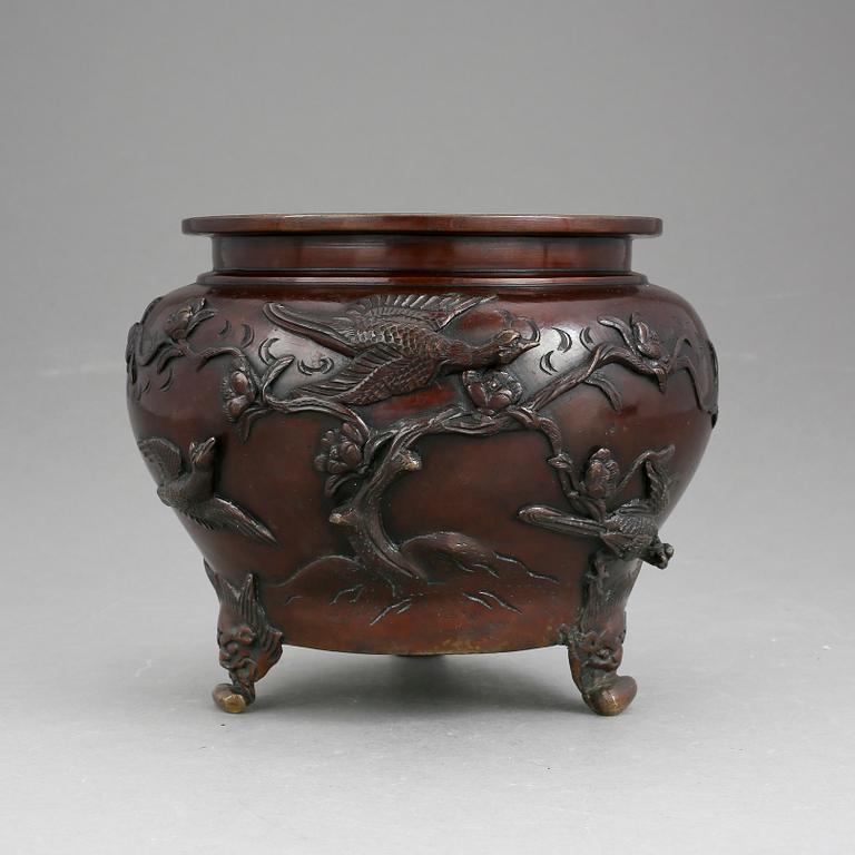 BORDSLAMPA OCH URNA, brons, Japan.