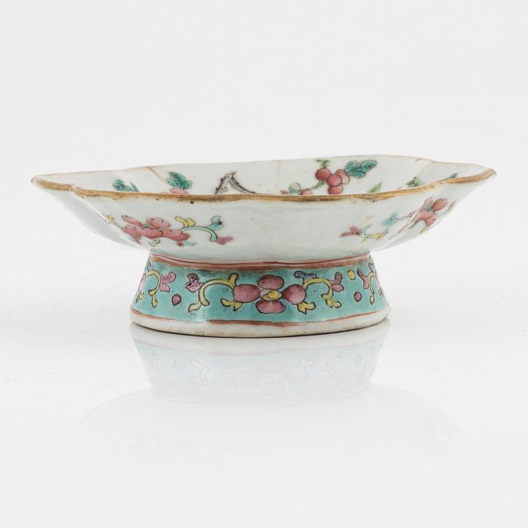 A louts shaped porcelain dish, late Qing Dynasty, around 1900.