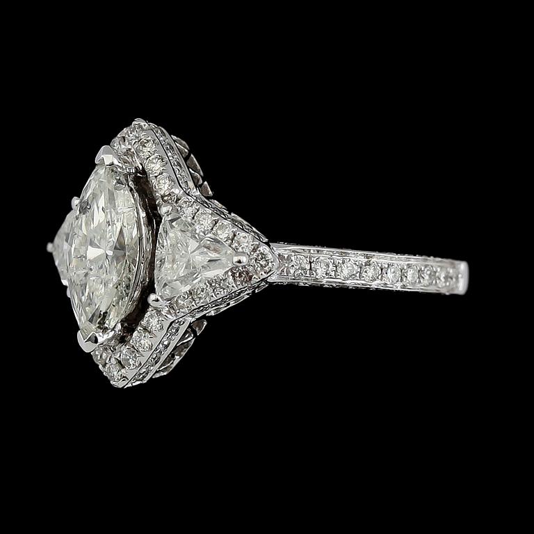 RING, 18K vitguld, diamanter tot ca 2.09 ct.