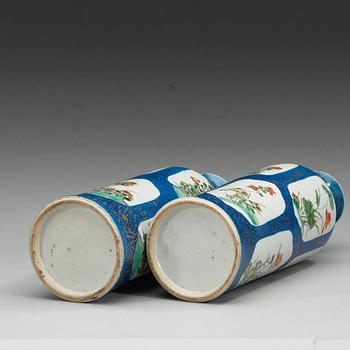 VASER, två stycken, snarlika, porslin. Qing dynastin, Kangxi (1662-1722).