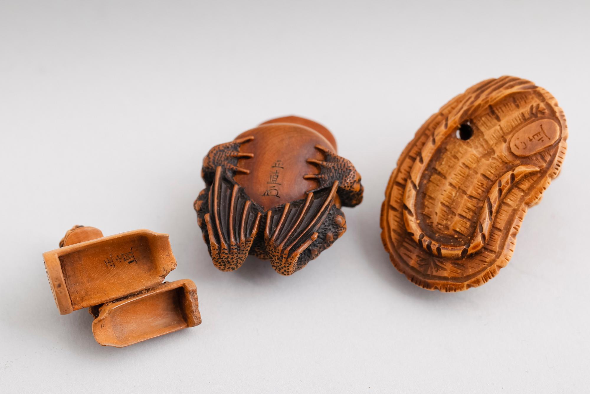 FIGURER, 3 st, skuret trä, Japan, signerade, Meji (1868-1912).