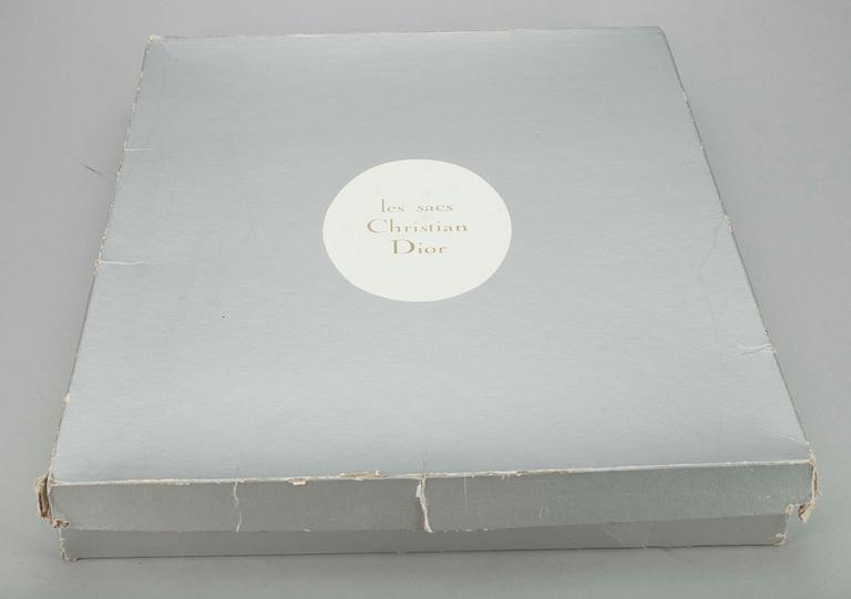 ASIAKIRJALAUKKU, Christian Dior.