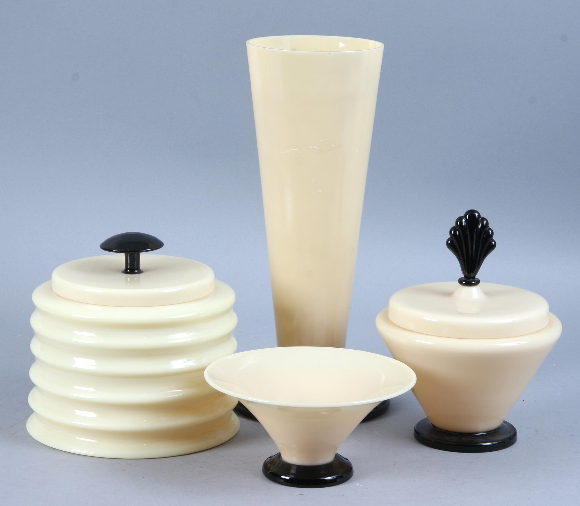 PRYDNADSFÖREMÅL, 4 st, kryopas samt glas, Pukeberg, omkring 1930-talets mitt.