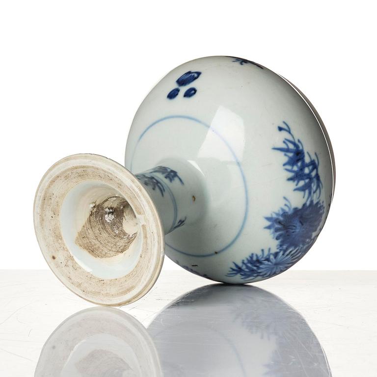 A blue and white stemcup, Qingdynasty, 19th century.