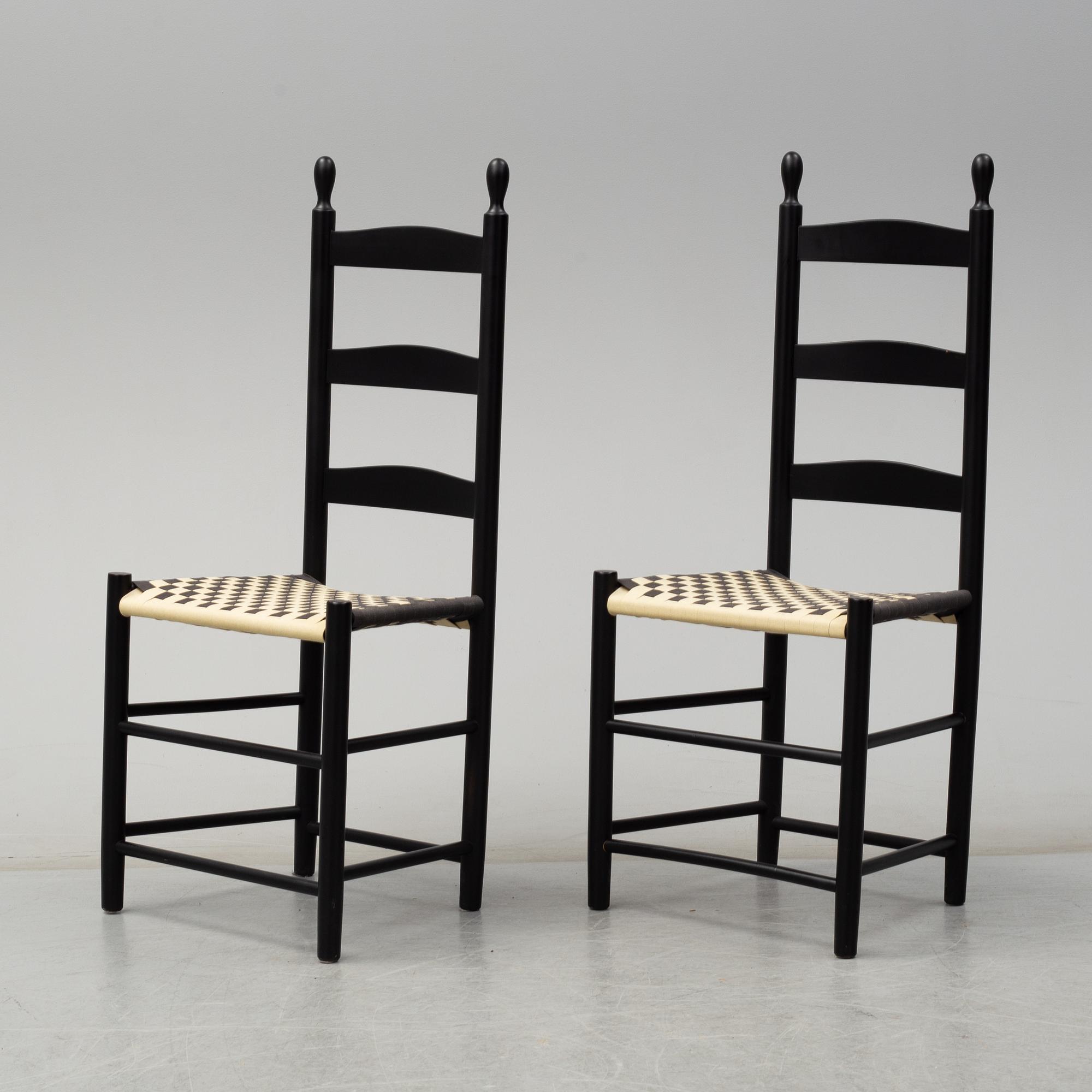 A Shaker style sofa and a pair of chairs, later part of the 20th century.