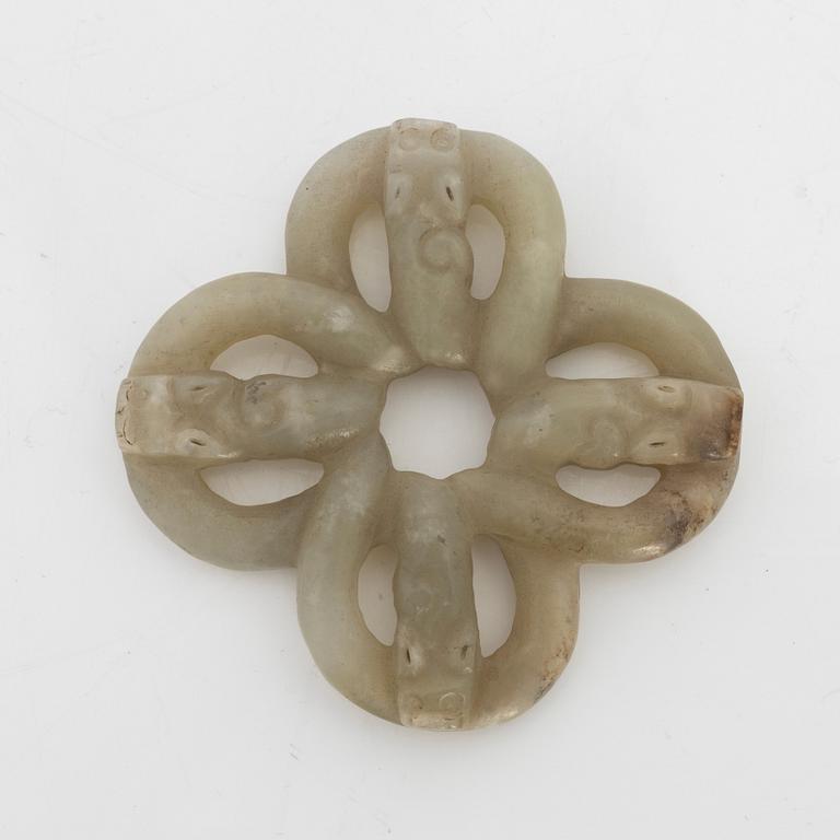 Bälteshake samt två amuletter, nefrit. Qingdynastin eller äldre.