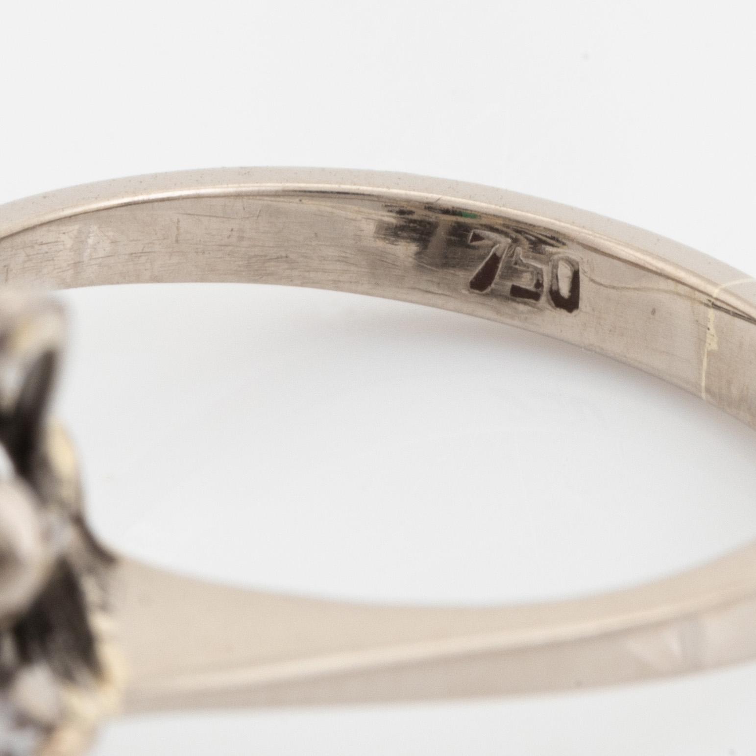 Ring med smaragd och diamanter.