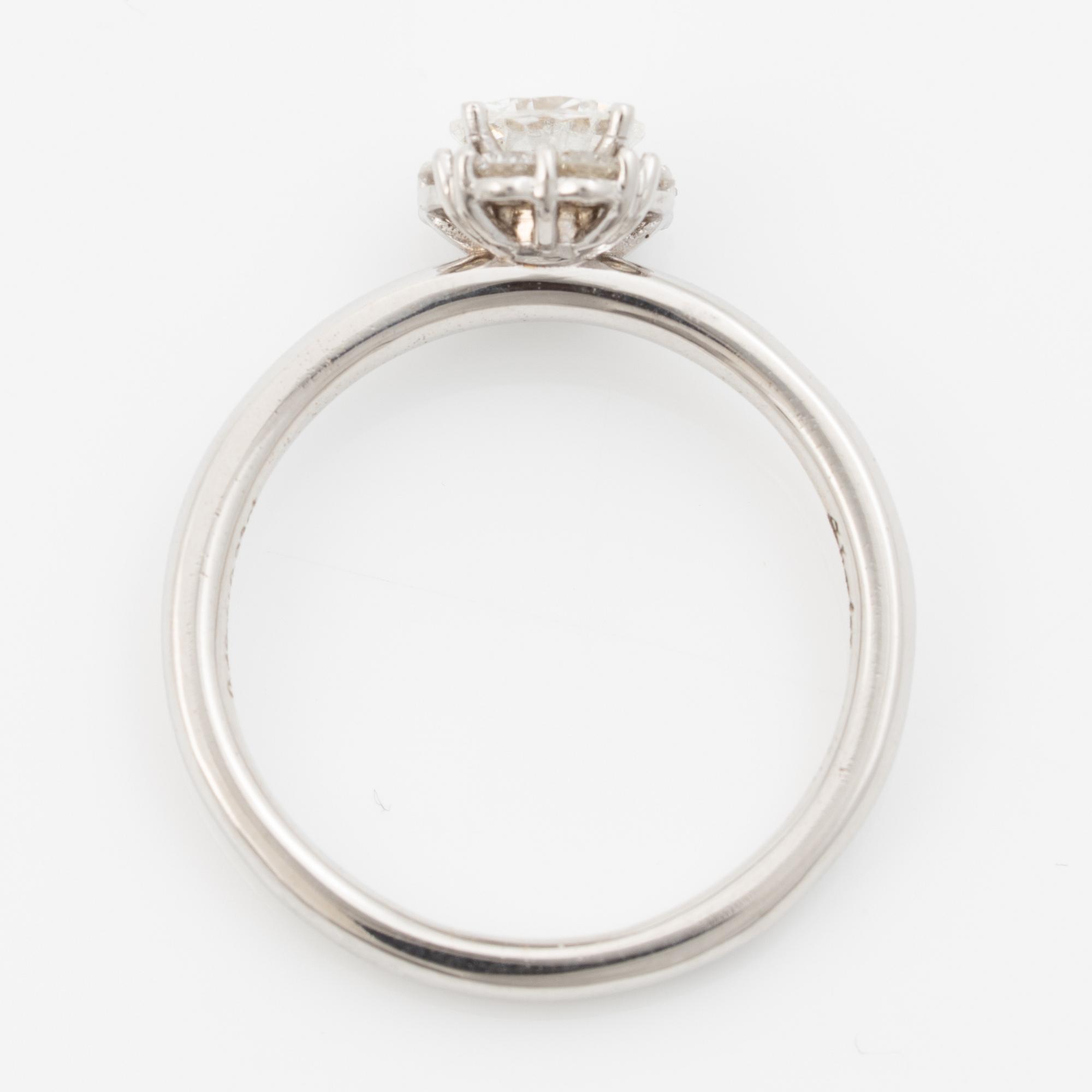 Ring 18K white gold set with a brilliant-cut diamond, accompanied by an IGI report.