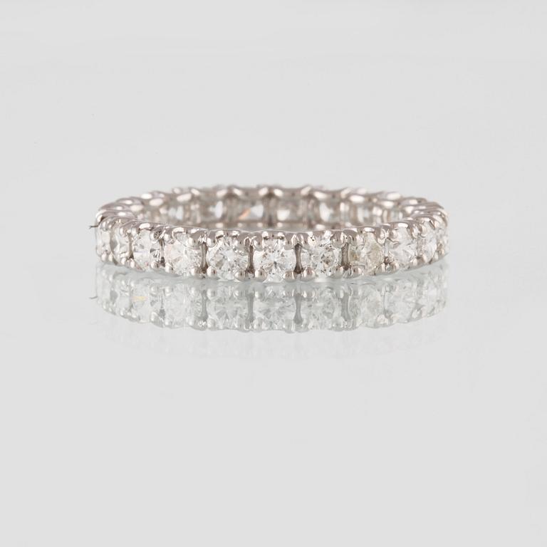 RING, 18K guld med briljantslipade diamanter ca 1.93 ct. Vikt 2,8 gram.