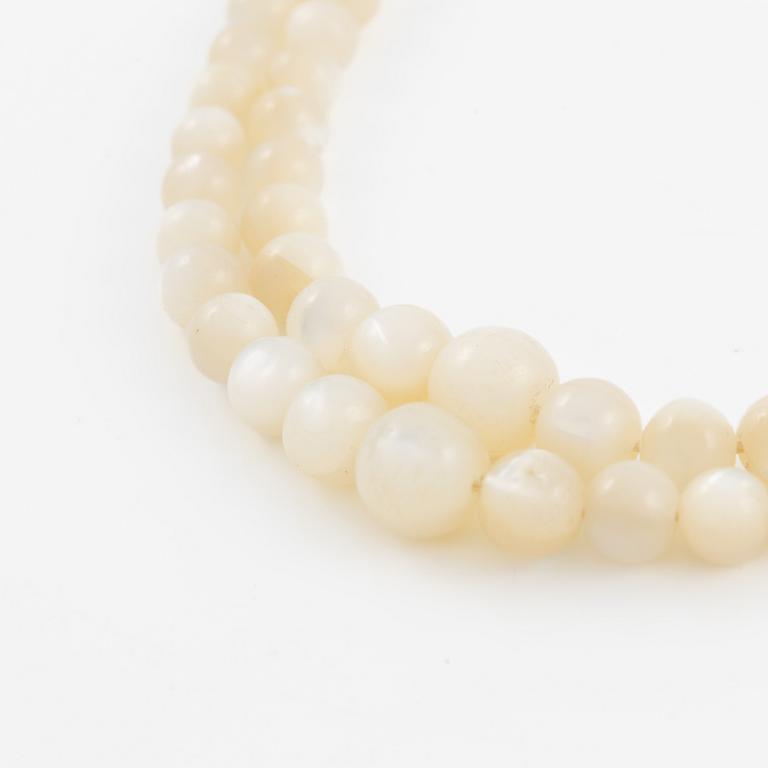 Collier tvåradigt med kalcedon.