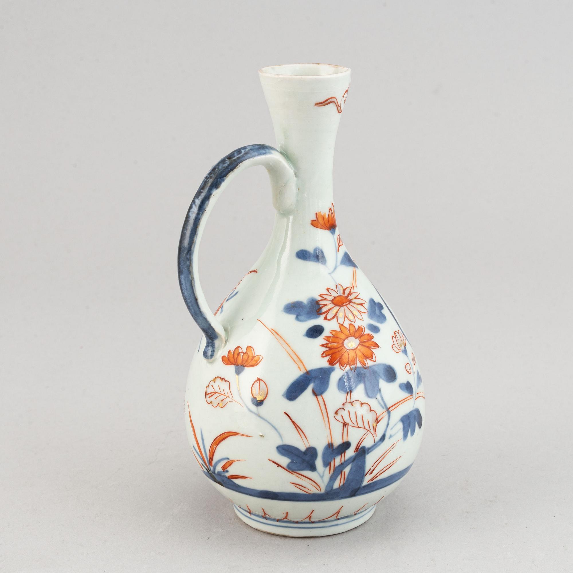 A Japanese imari condiment ewer, Edo period, 18th century.