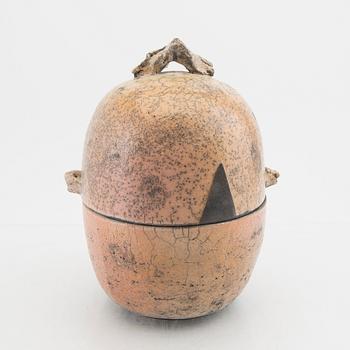 Ulf Johansson, lockask signerad stengods rakuteknik.