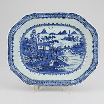 A Chinese blue and white serving dish, Qing dynasty, Qianlong (1736-1795).