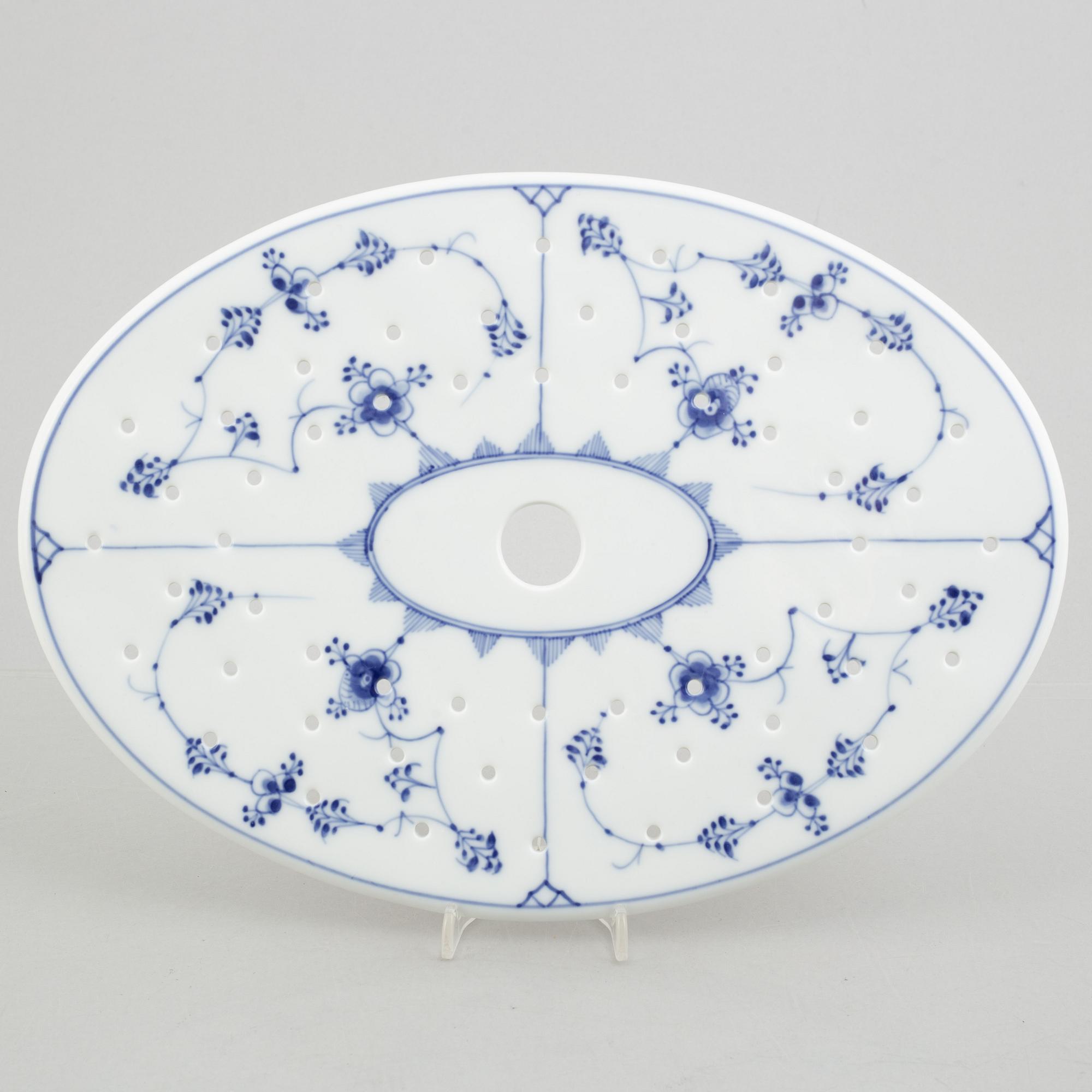 Serveringsfat, två stycken, samt sil till fiskfat, porslin, "Musselmalet", Royal Copenhagen.