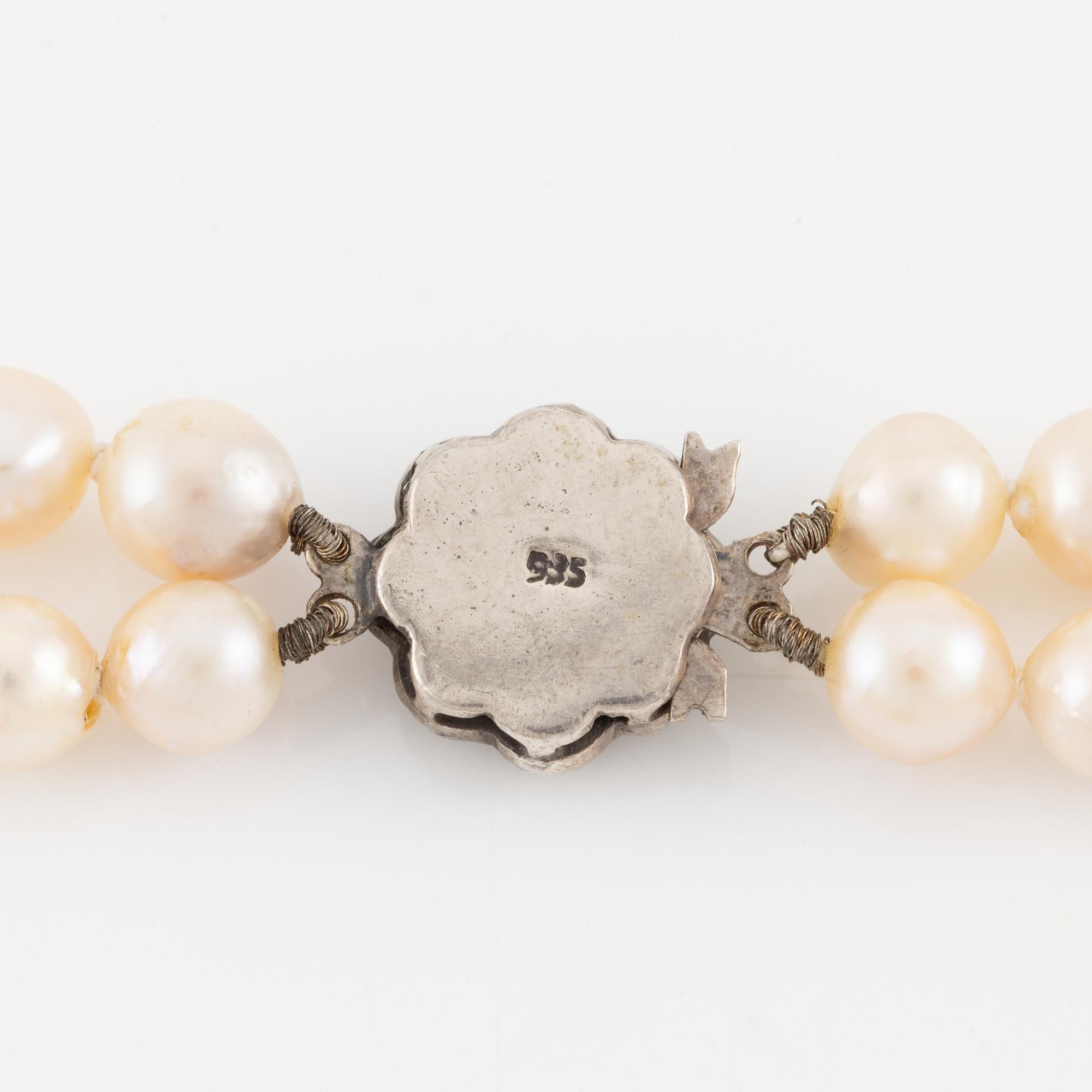 Pearl necklace, double-stranded with cultured pearls, with a clasp of silver set with pastes.