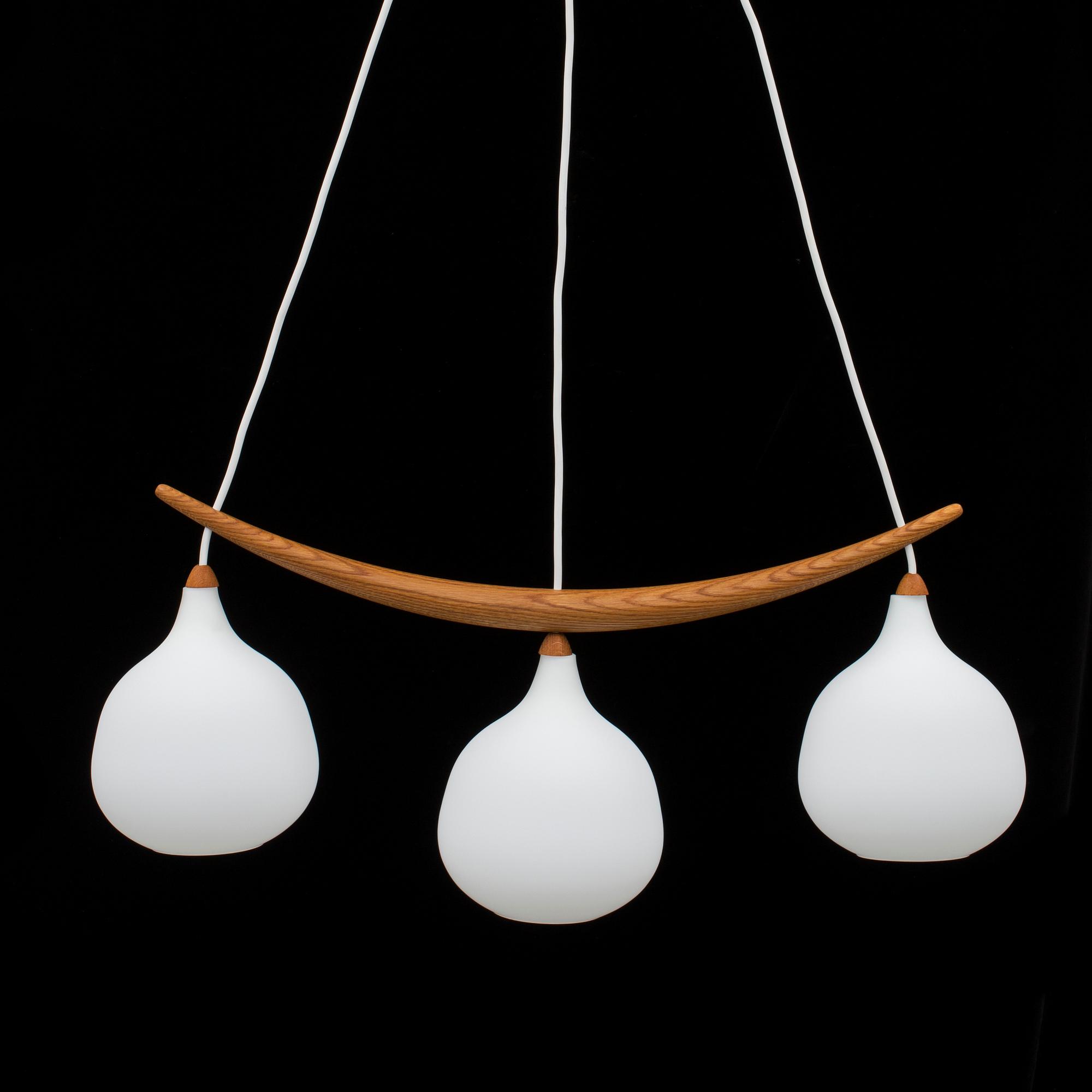 TAKLAMPA, Uno & Östen Kristiansson, Luxus, Vittsjö, 1950/60-tal. Höjd 108 cm.