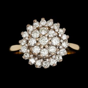 RING, 18k guld med briljantslipade diamanter, tot ca 1 ct. Vikt 6.7 g.